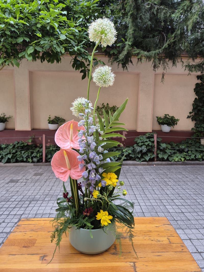 Aranjament floral vertical cu anthurium, flori albe și accente galbene