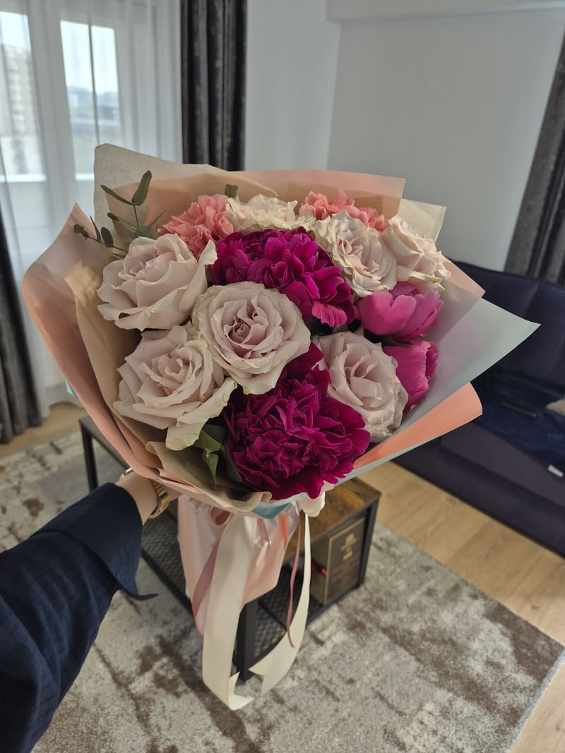 Buchet cu bujori fucsia și trandafiri roz pudrat, legat cu panglici