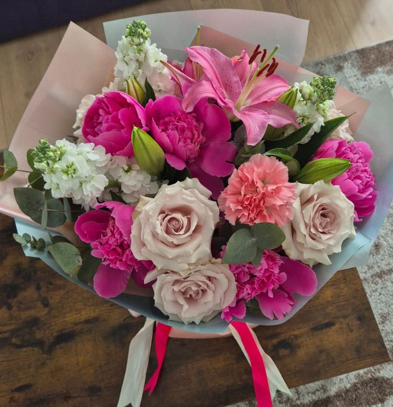 Buchet bogat în tonuri de fucsia, roz pudrat și alb