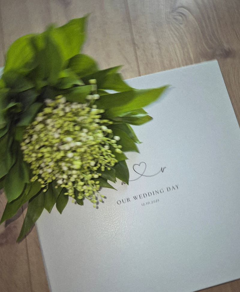 Carte de urări pentru nuntă, decorată cu hortensie și verdeață