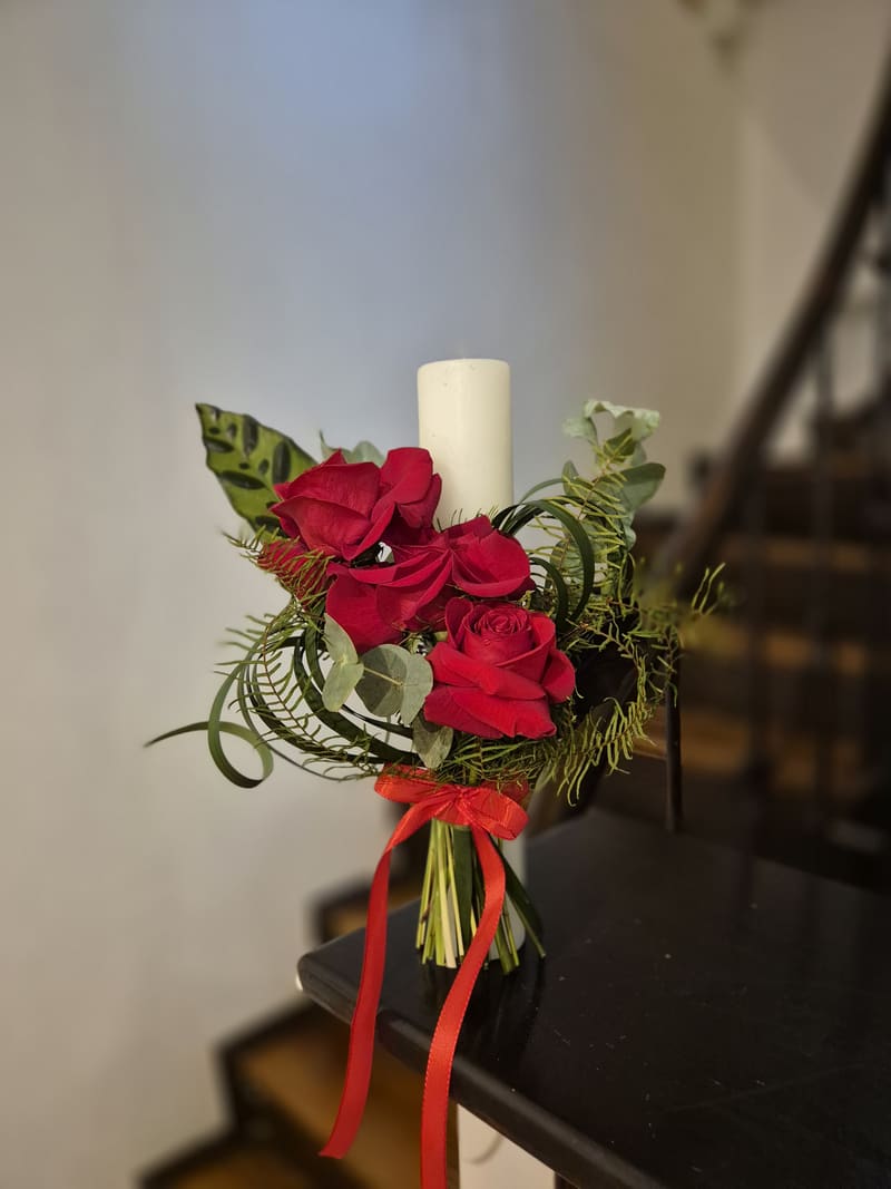Lumânare albă decorată cu anthurium roșu, verdeață și panglici